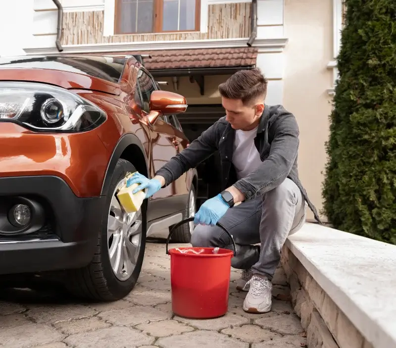 Lavage auto à domicile Beauvais-sur-Matha : professionnel intervenant sur un véhicule